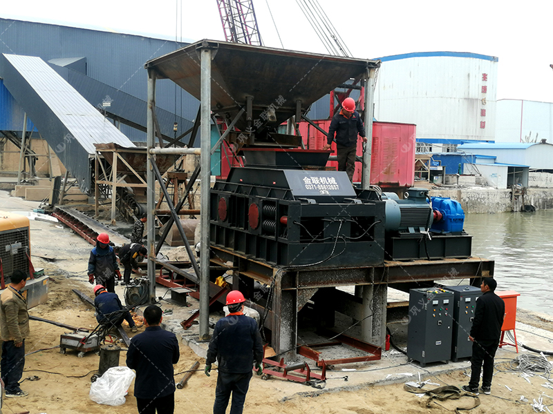 花崗巖對輥破碎機出料粒度多少？產量多大？