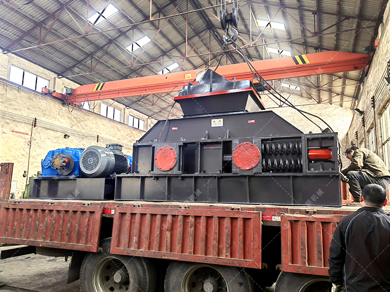 液壓全自動(dòng)對輥制砂機(jī)發(fā)貨圖片
