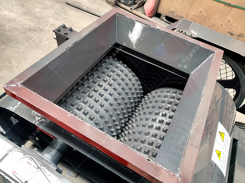 雙齒輥與光面輥差異解析：煤矸石破碎該選哪種對輥設備？